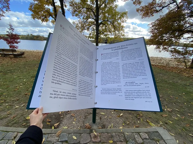 Izvietots informatīvais stends - Bībele pie Kokneses Evaņģēliski luteriskās baznīcas
