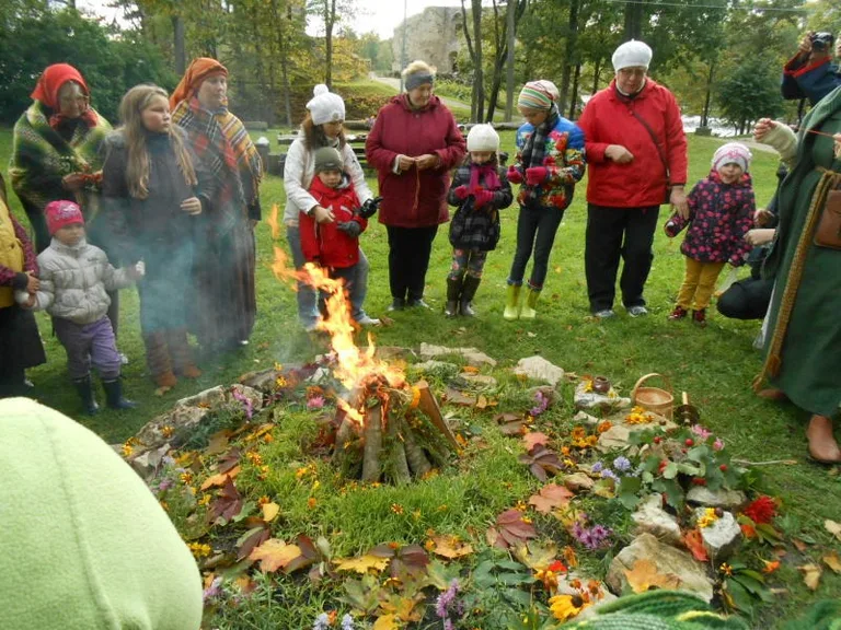 Rudens Saulgrieži un Baltu vienības ugunskurs